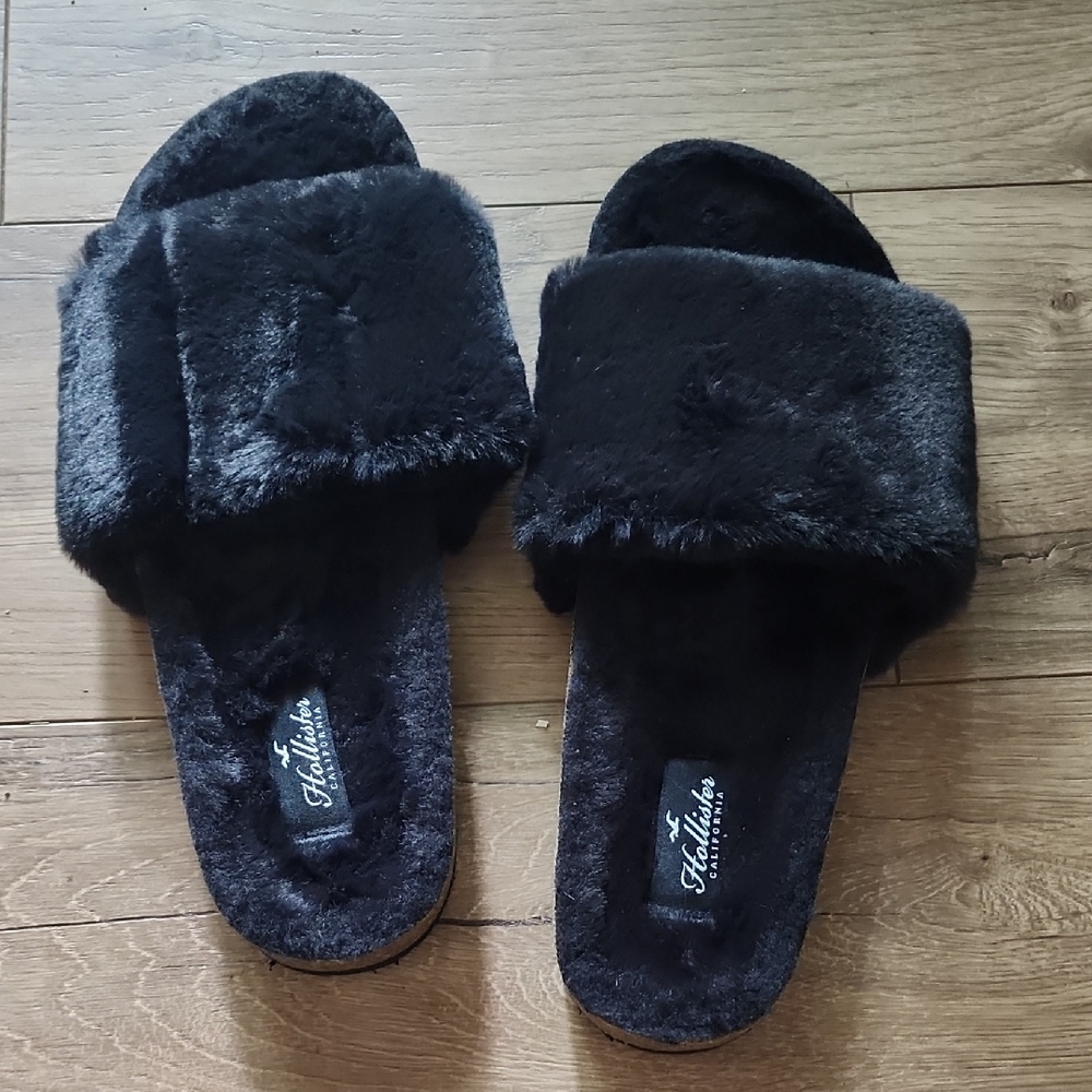 Hollister Women's Black Fuzzy Slippers